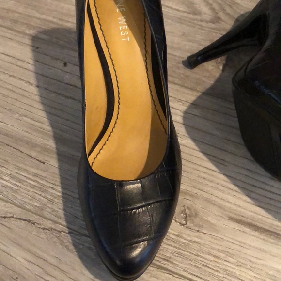 Nine West sz 7 Navy heels not worn - Picture 3 of 3